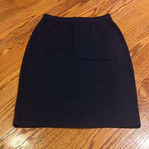 St John Collection By Marie Gray Woman’s Navy Skirt Size 8 - Picture 2 of 3